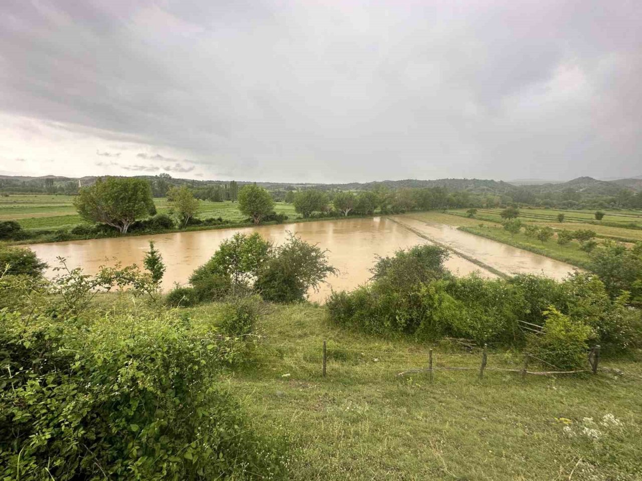 Kuvvetli sağanak tarım arazilerini göle çevirdi, yollar zarar gördü