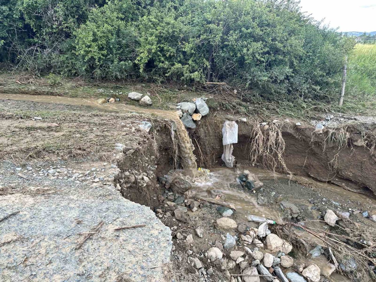 Kuvvetli sağanak tarım arazilerini göle çevirdi, yollar zarar gördü
