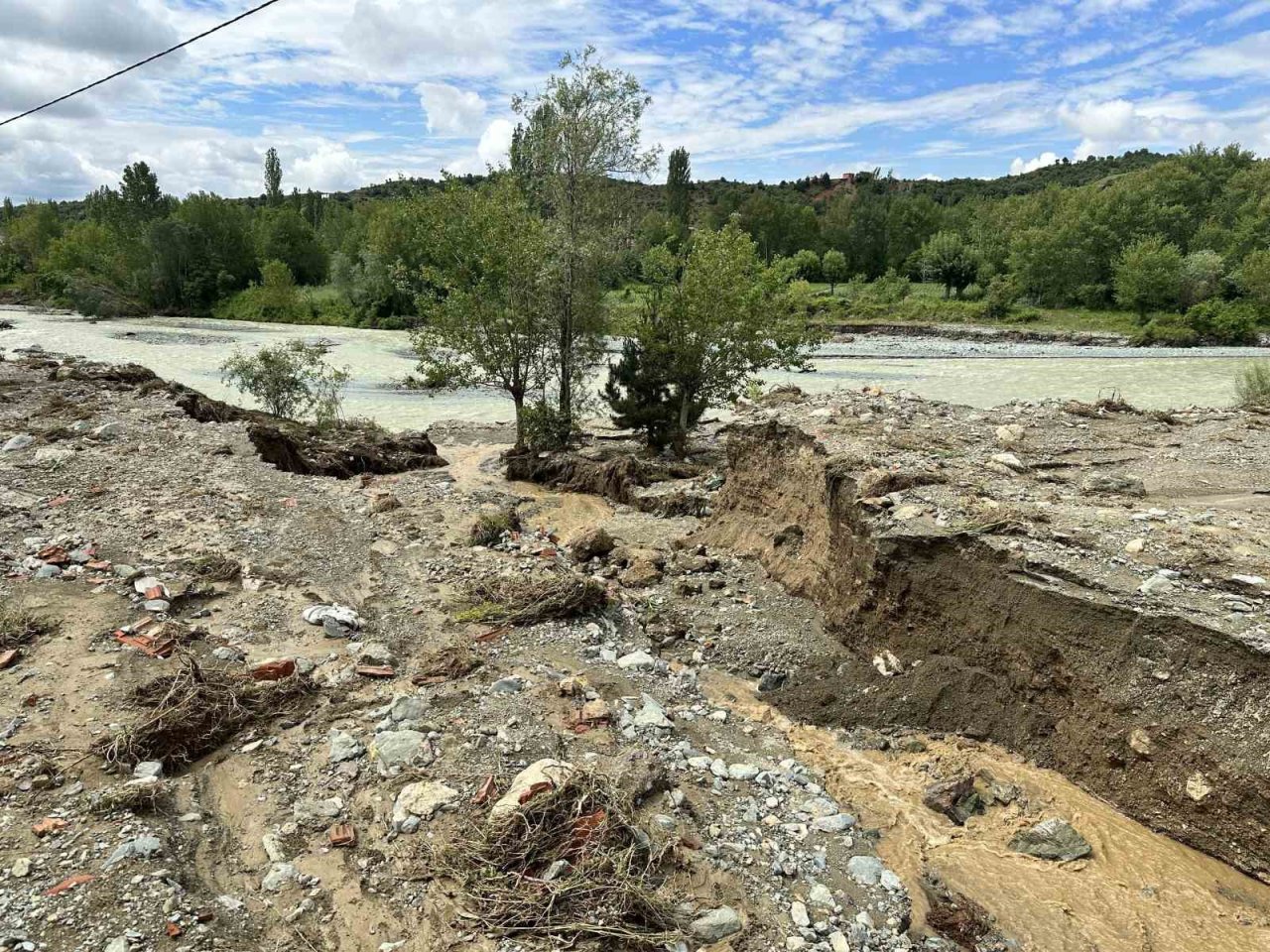 Kuvvetli sağanak tarım arazilerini göle çevirdi, yollar zarar gördü