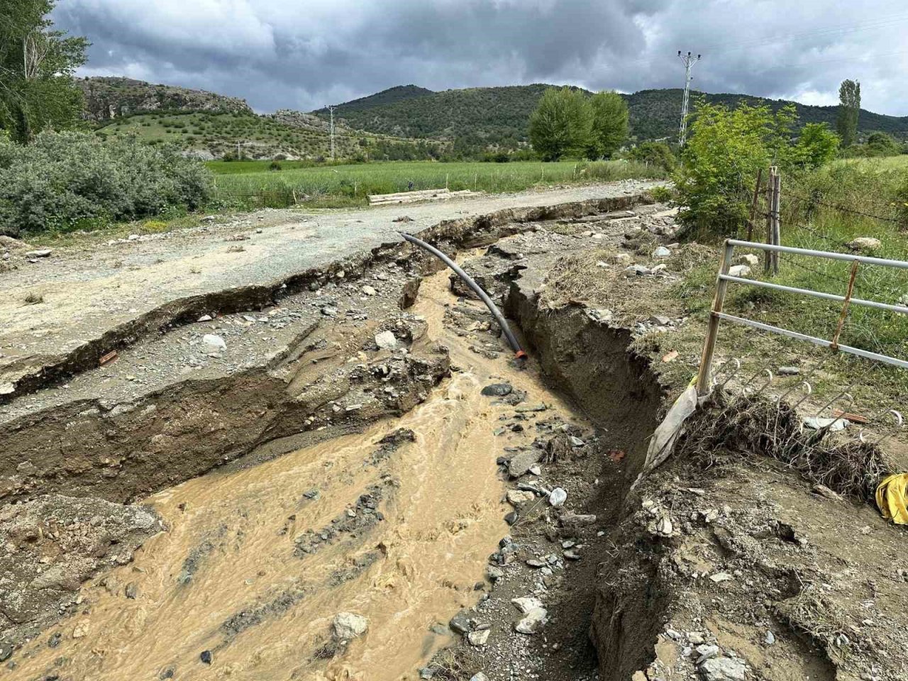 Kuvvetli sağanak tarım arazilerini göle çevirdi, yollar zarar gördü