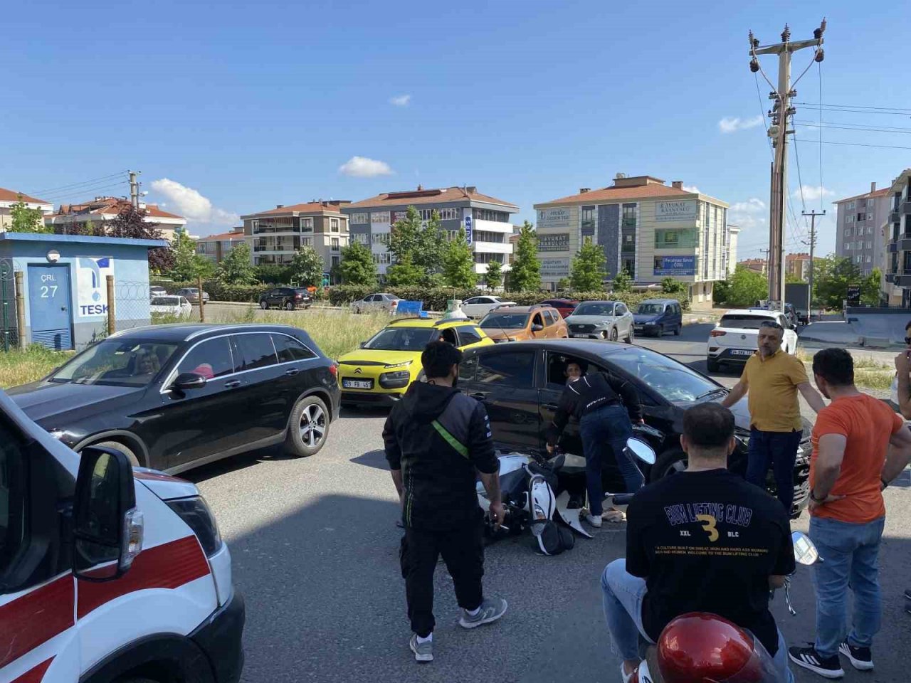 Otomobille çarpışan motosikletli kuryenin yaralandığı kaza kamerada