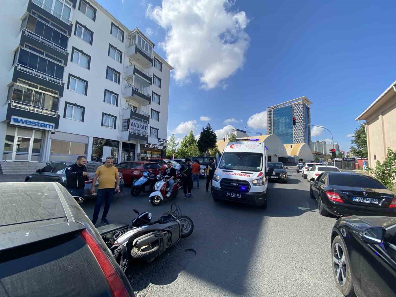 Otomobille çarpışan motosikletli kuryenin yaralandığı kaza kamerada
