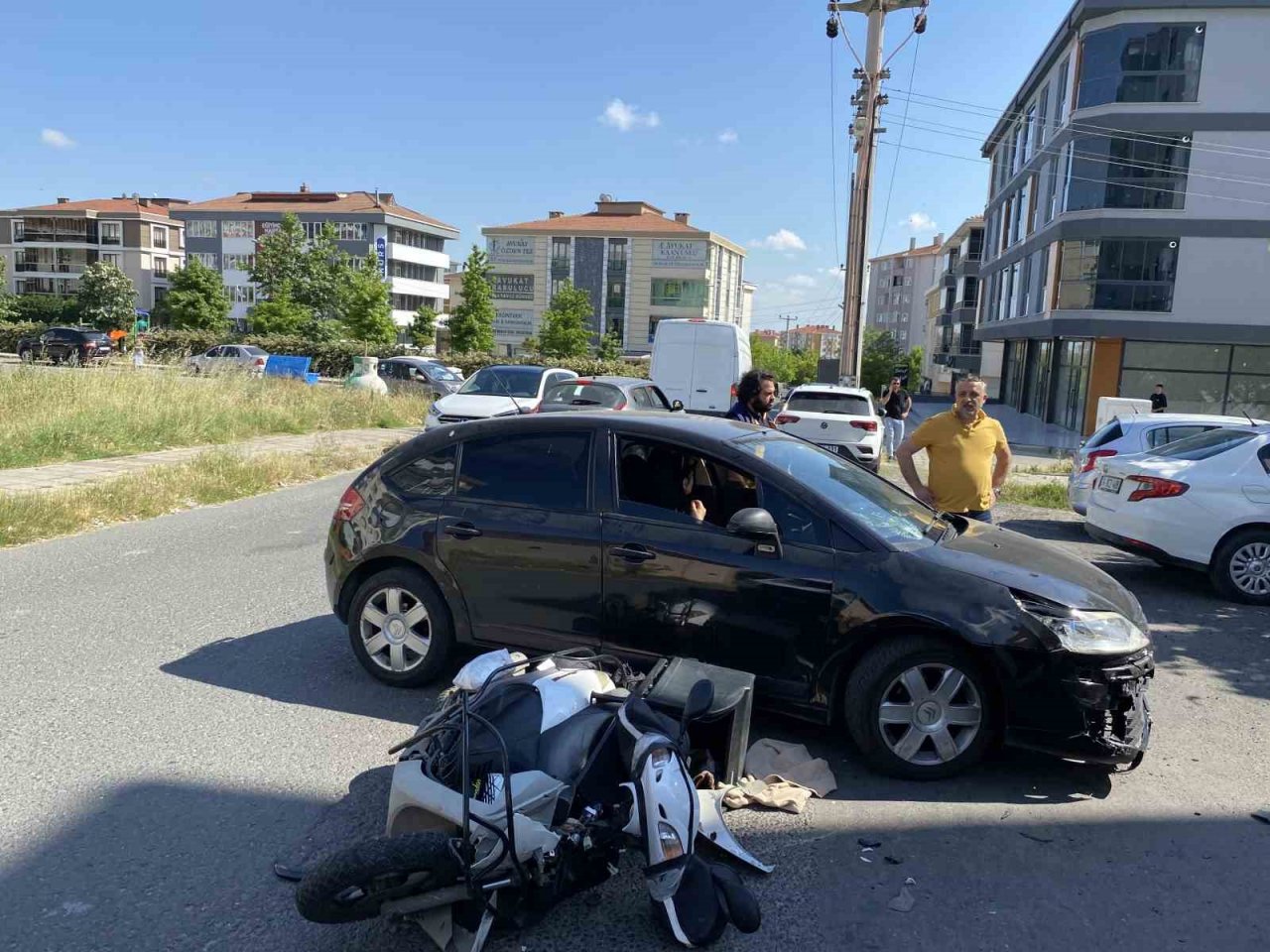 Otomobille çarpışan motosikletli kuryenin yaralandığı kaza kamerada