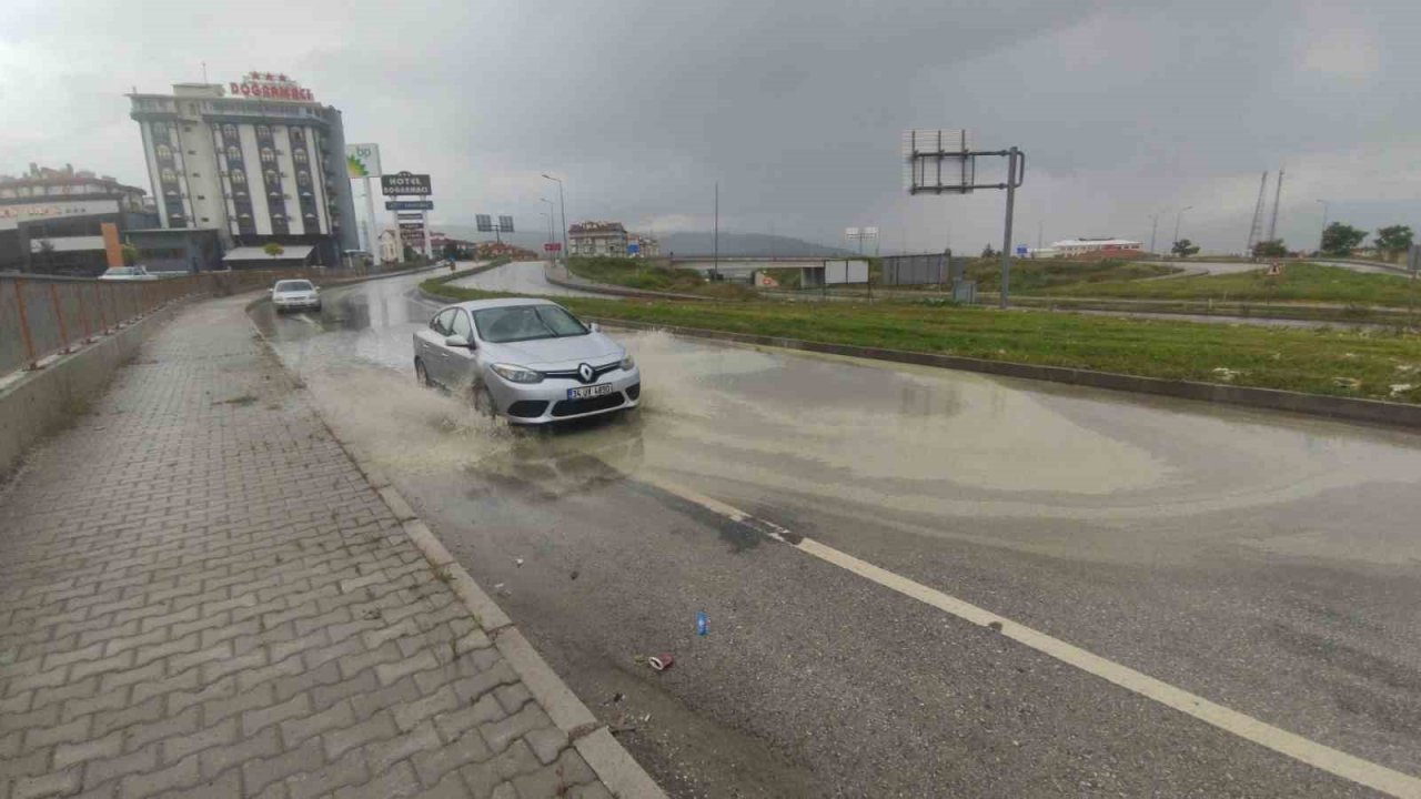 D100’deki su birikintisi sürücülere zor anlar yaşattı