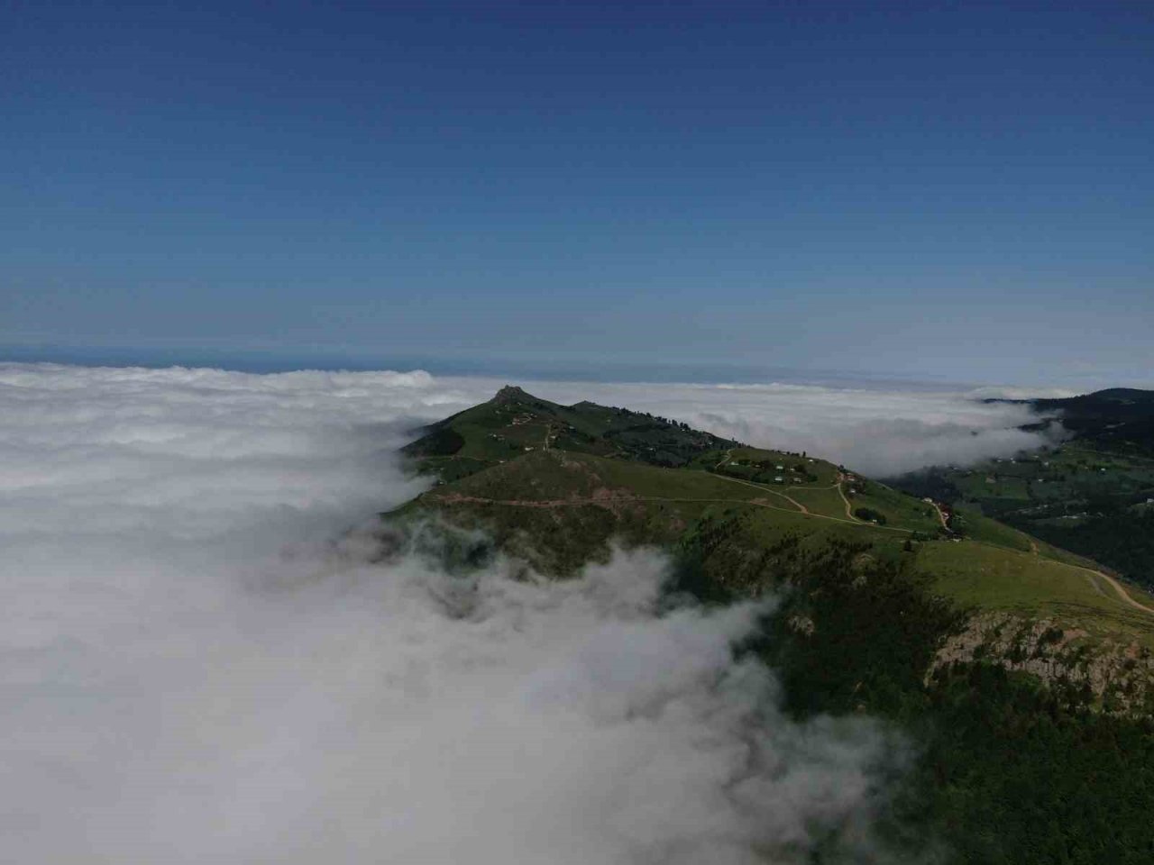 Trabzon’un yaylalarından eşsiz bulut denizi manzaraları