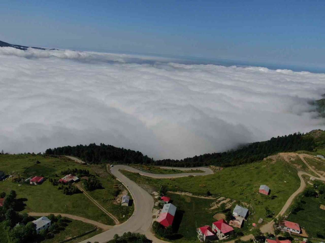 Trabzon’un yaylalarından eşsiz bulut denizi manzaraları