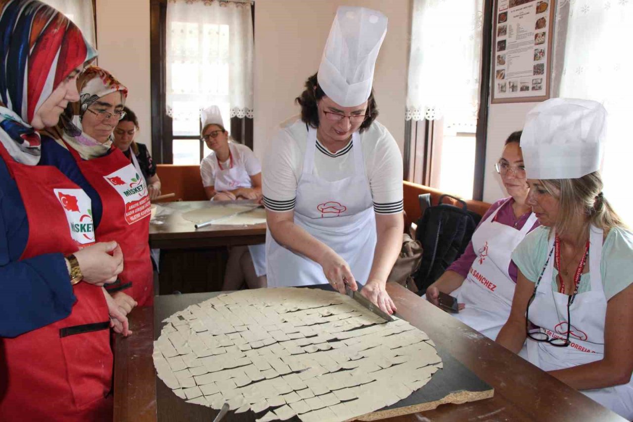 Avrupalı akademisyenler hamur açıp mantı yaptı