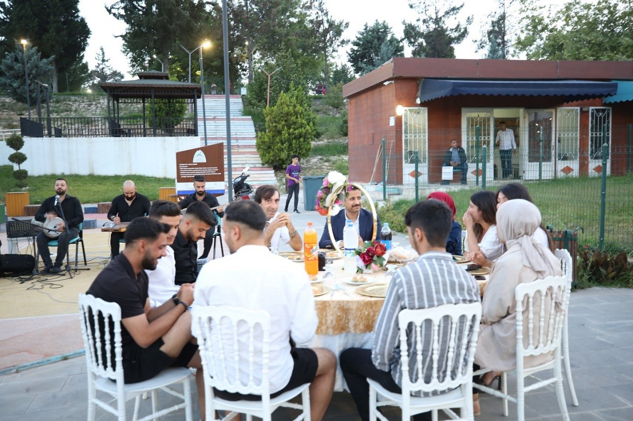 Üniversite adayları için moral gecesi