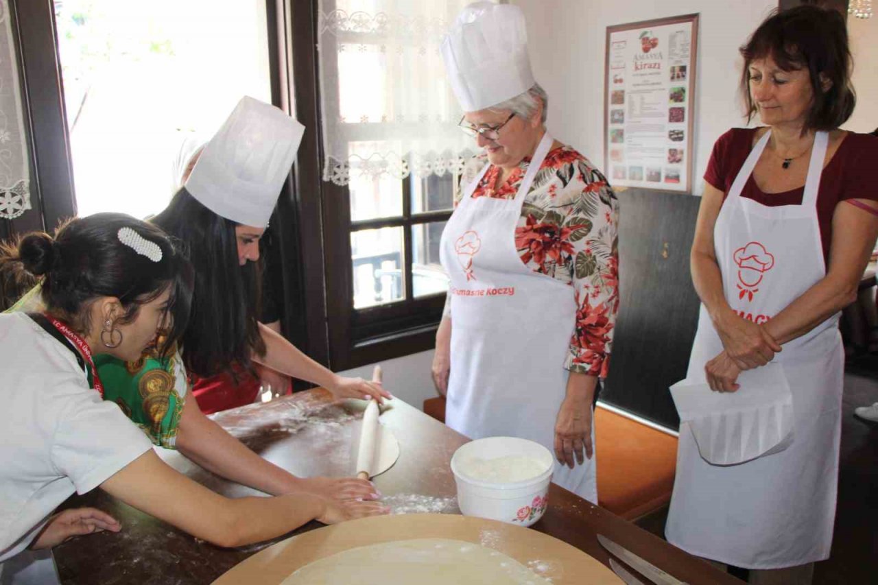 Avrupalı akademisyenler hamur açıp mantı yaptı