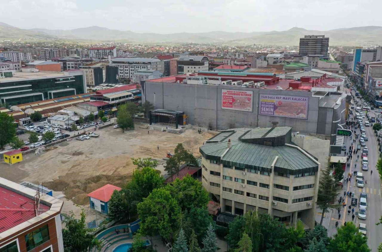 Van, kent meydanına kavuşuyor