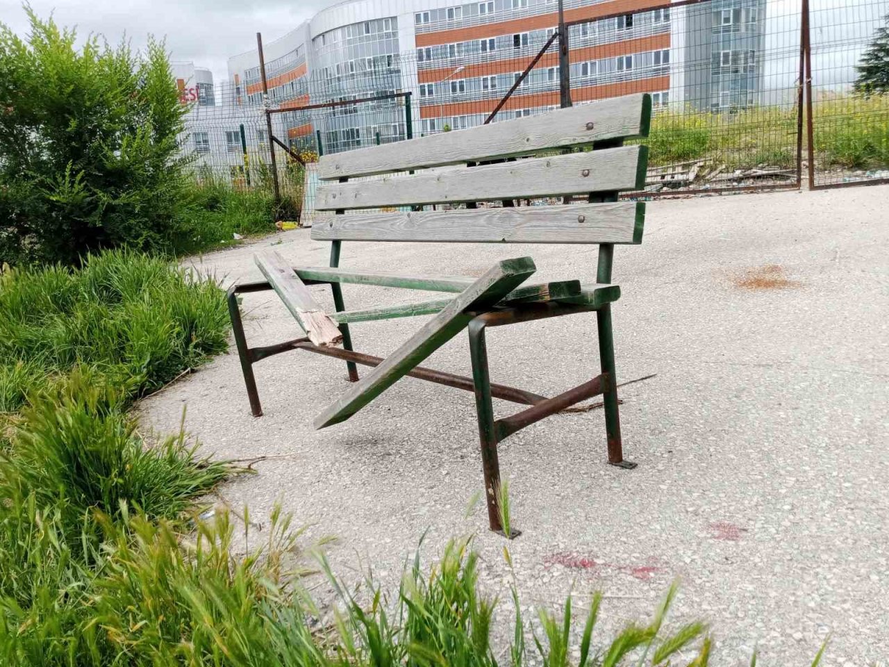 Hastanenin önündeki bank vandalların hedefi oldu