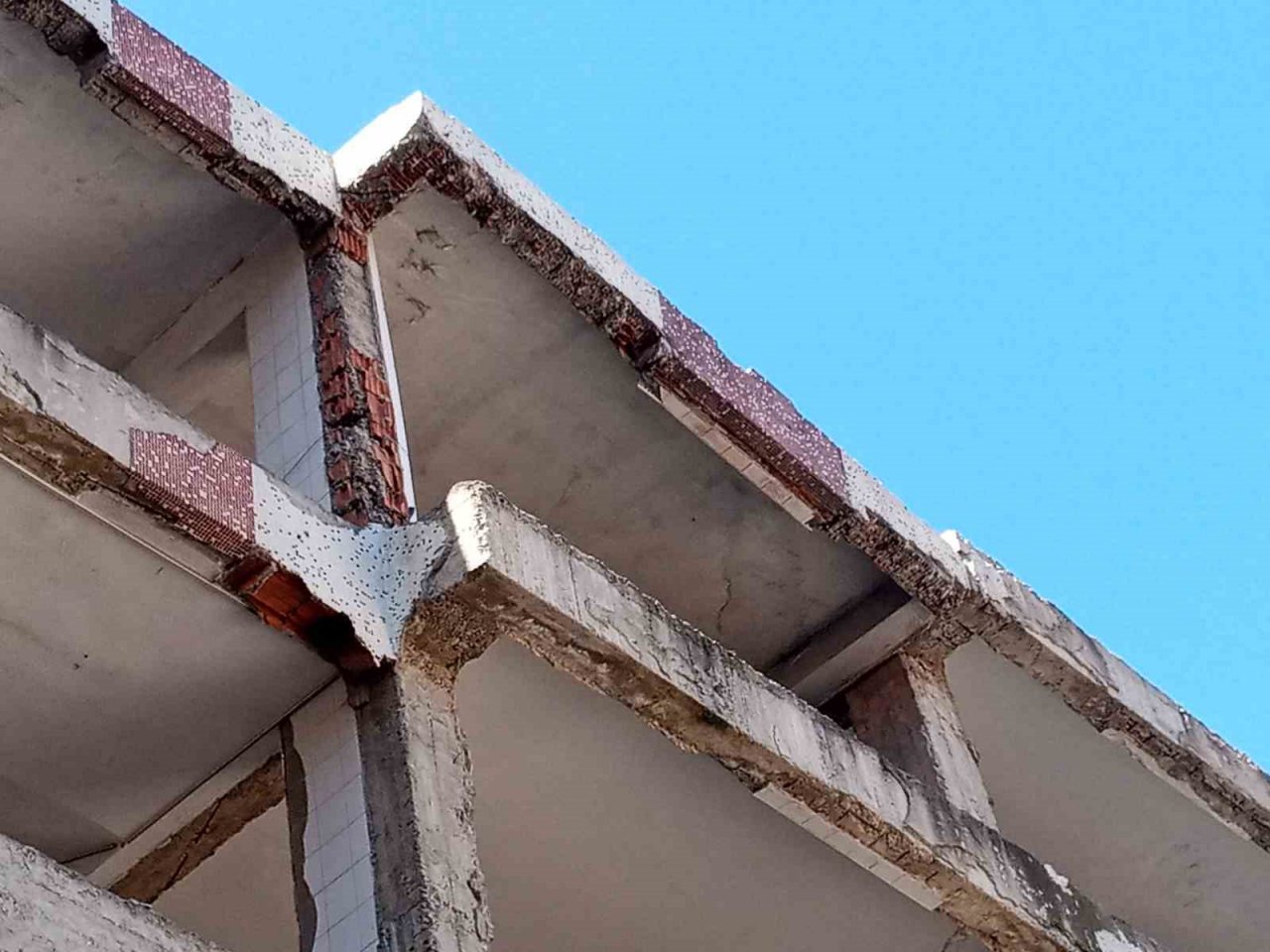 Metruk binadan saçılan kötü koku vatandaşları rahatsız ediyor