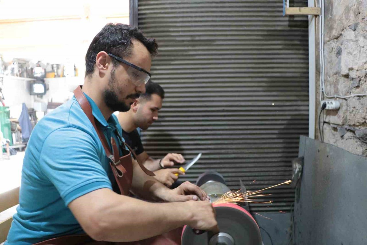 Tescilli Maraş bıçakları kurbana hazır