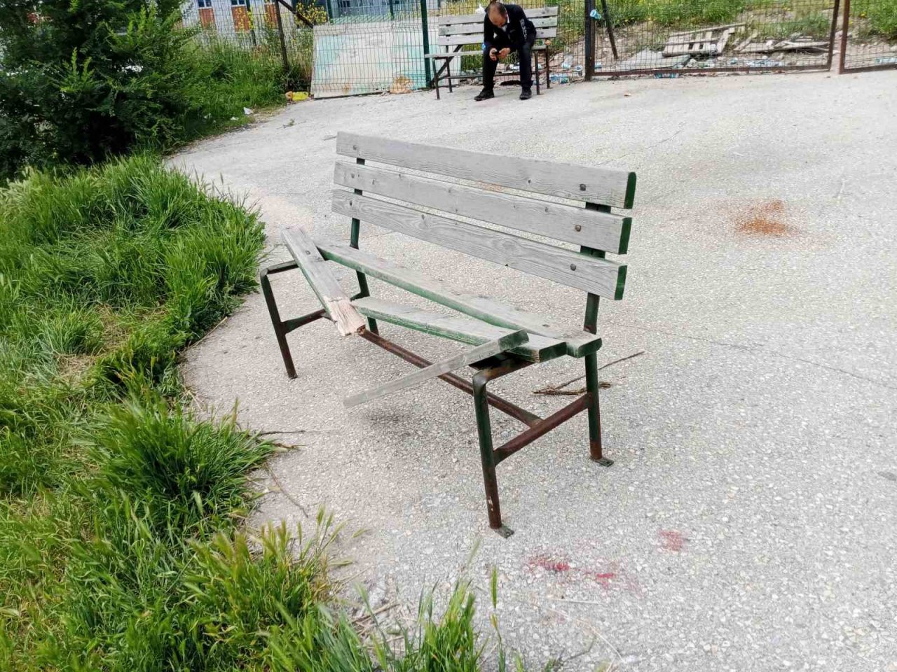 Hastanenin önündeki bank vandalların hedefi oldu