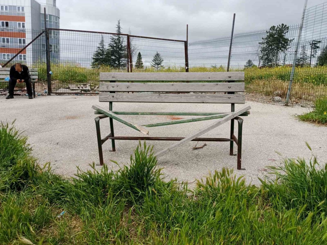 Hastanenin önündeki bank vandalların hedefi oldu