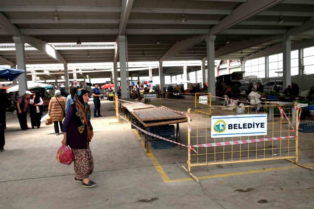 Vatandaşa kötü davranan pazarcının tezgahı kapatıldı