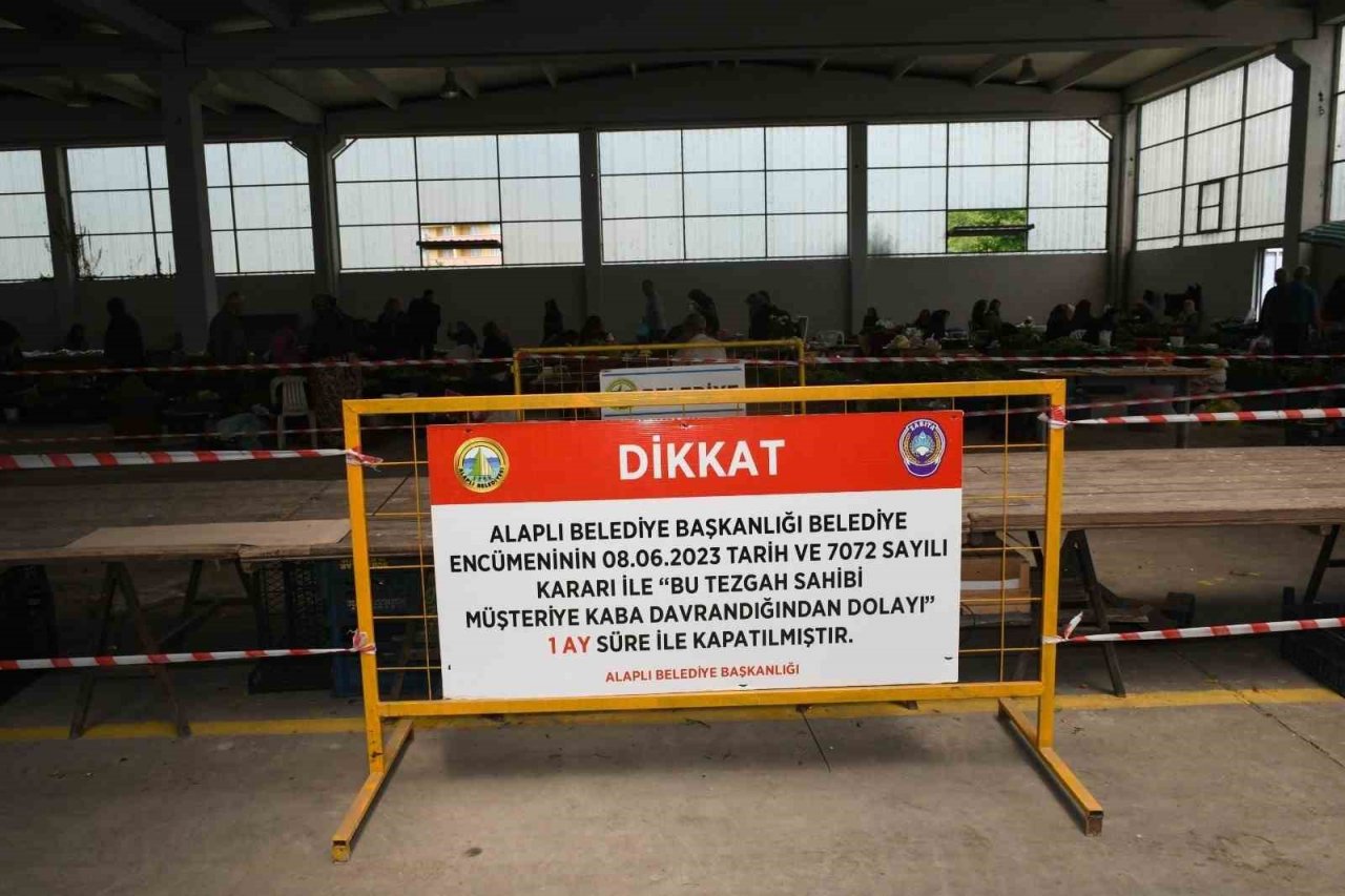 Vatandaşa kötü davranan pazarcının tezgahı kapatıldı