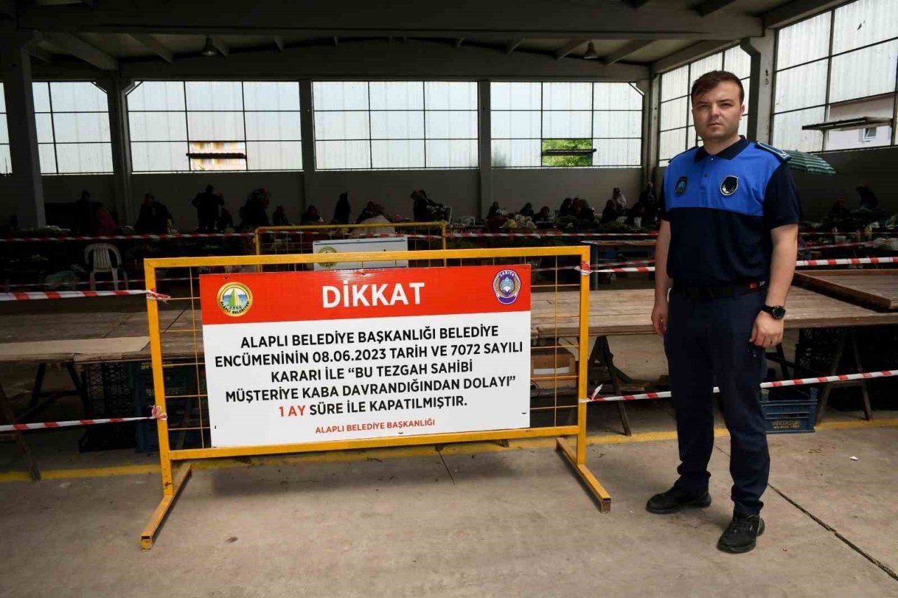Vatandaşa kötü davranan pazarcının tezgahı kapatıldı