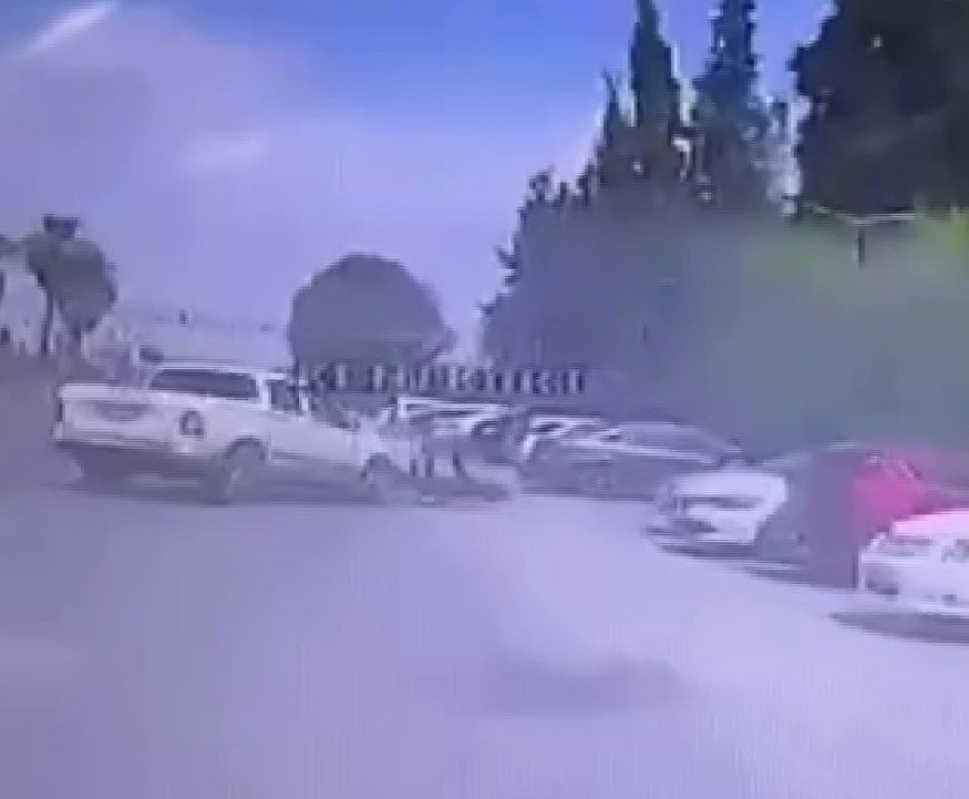 Pikabın motosikletiyle çarptığı anlar kameraya yansıdı