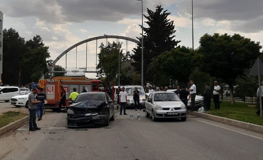 Zincirleme trafik kazasında 4 kişi yaralandı