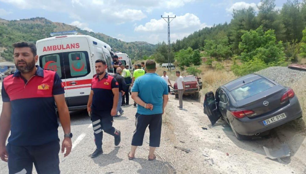 Gölbaşı’nda 2 otomobil çarpıştı: 3 yaralı