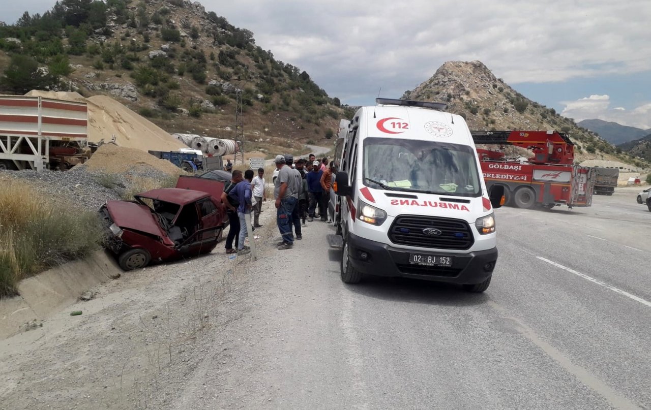 Gölbaşı’nda 2 otomobil çarpıştı: 3 yaralı
