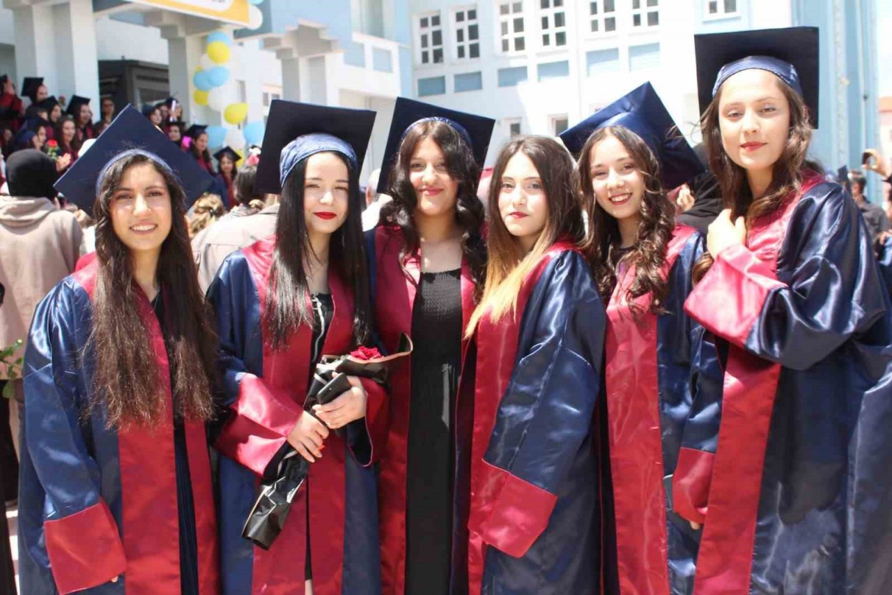 Çiçeği burnunda gazeteciler mezun oldu