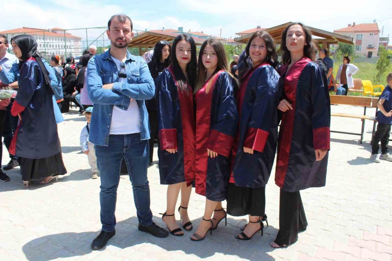 Çiçeği burnunda gazeteciler mezun oldu