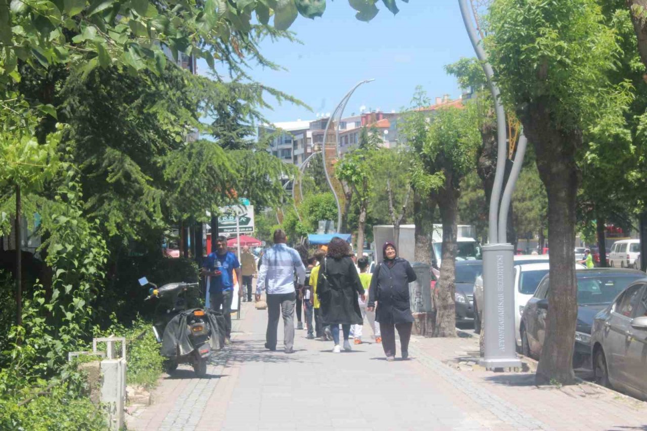 Güneşin yüzünü gösterdiği kentte vatandaşlar sokağa akın etti