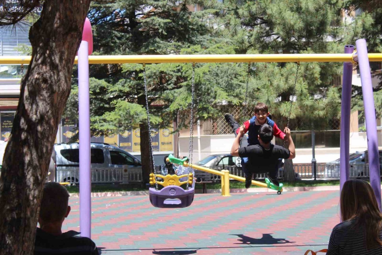 Güneşin yüzünü gösterdiği kentte vatandaşlar sokağa akın etti