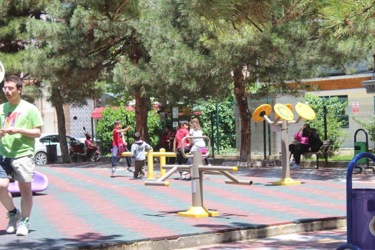 Güneşin yüzünü gösterdiği kentte vatandaşlar sokağa akın etti