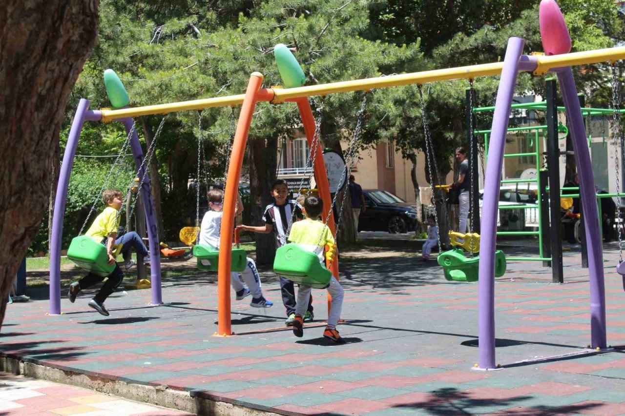 Güneşin yüzünü gösterdiği kentte vatandaşlar sokağa akın etti