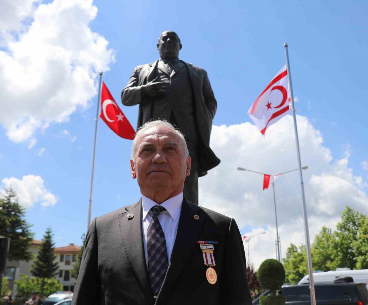 Bolulu Kıbrıs Gazisi Yamaner, KKTC’nin Kurucu Cumhurbaşkanı Denktaş’ın heykelini dikti