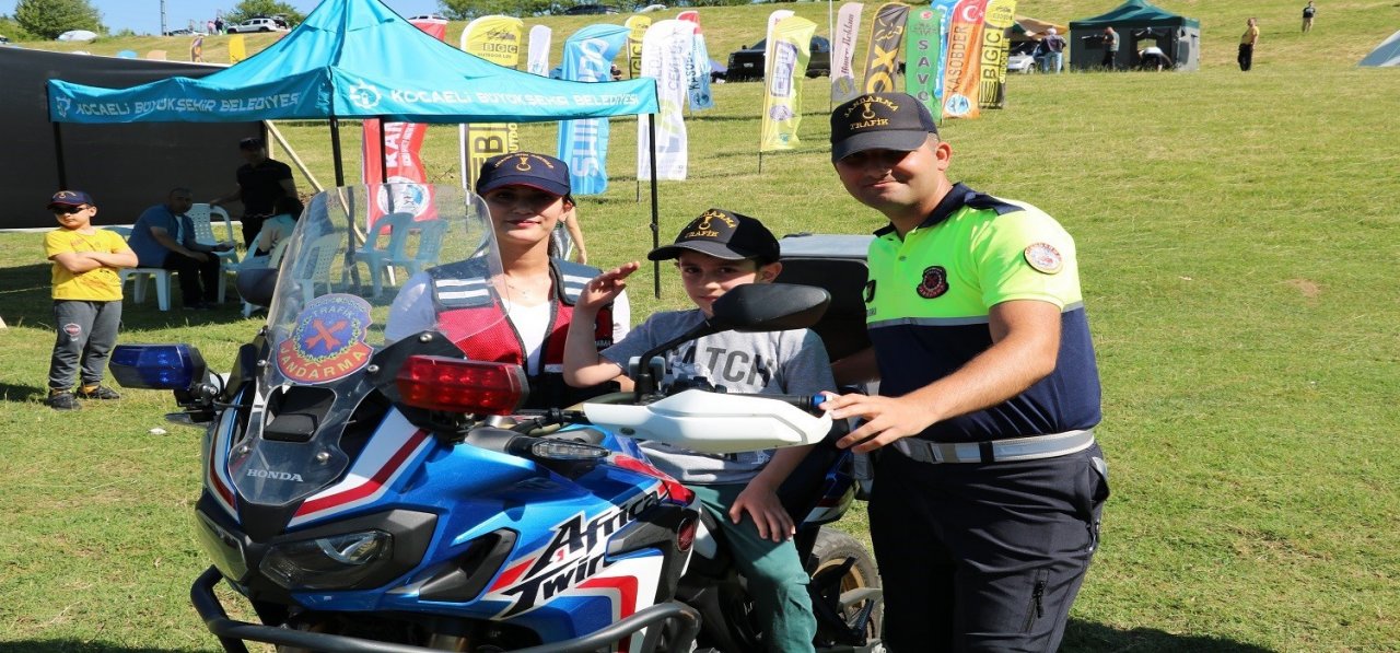 Kuruluş yıl dönümlerini çocuklarla kutladılar