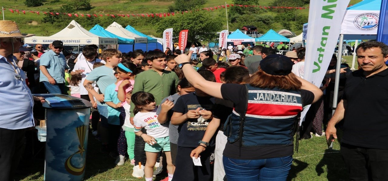 Kuruluş yıl dönümlerini çocuklarla kutladılar