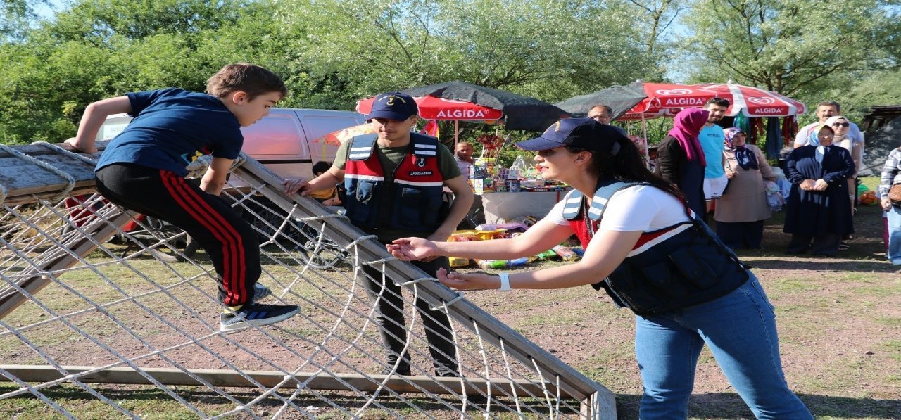 Kuruluş yıl dönümlerini çocuklarla kutladılar