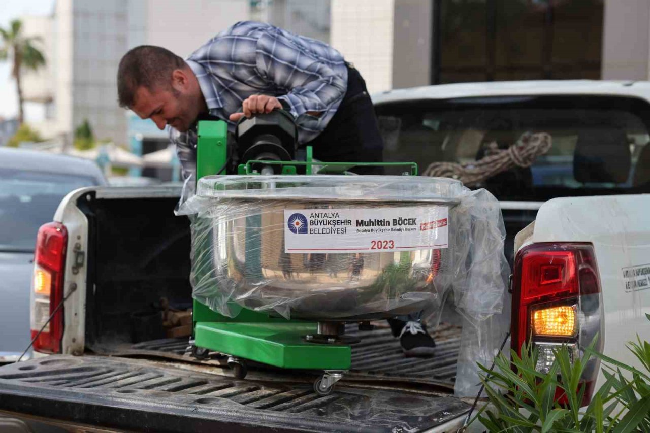 Büyükşehir 3 Kadın Kooperatifine hamur yoğurma makinesi hibe etti