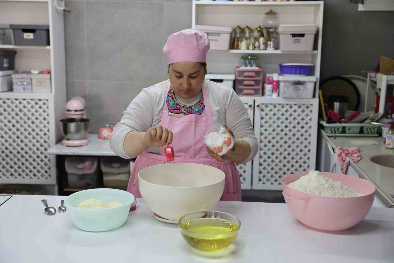 Büyükşehir 3 Kadın Kooperatifine hamur yoğurma makinesi hibe etti