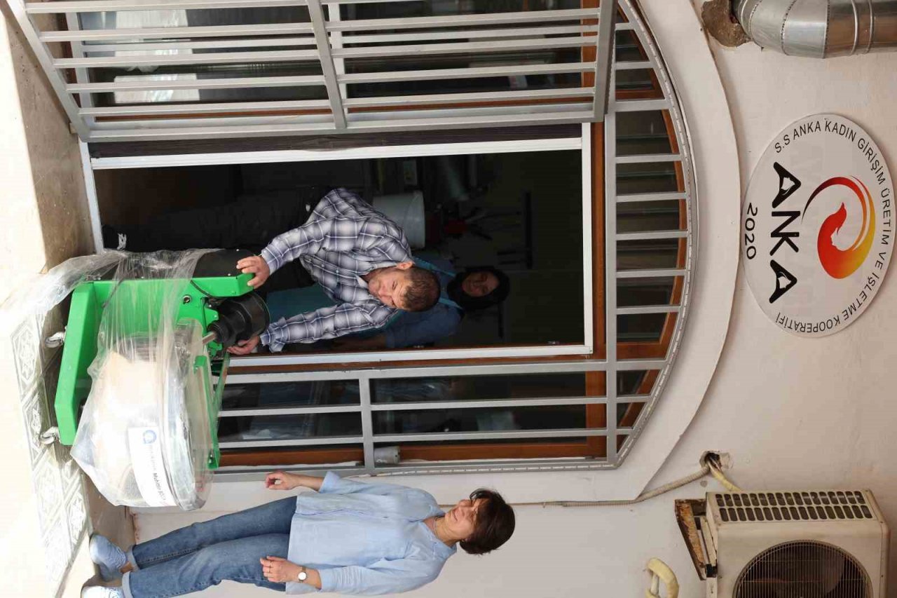 Büyükşehir 3 Kadın Kooperatifine hamur yoğurma makinesi hibe etti