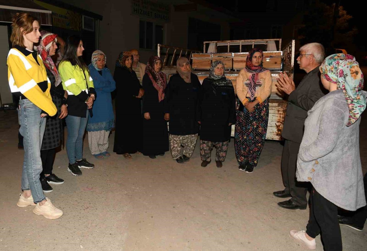 Sertifikalarını alan kursiyerlere içinde arı olan kovanlar dağıtıldı