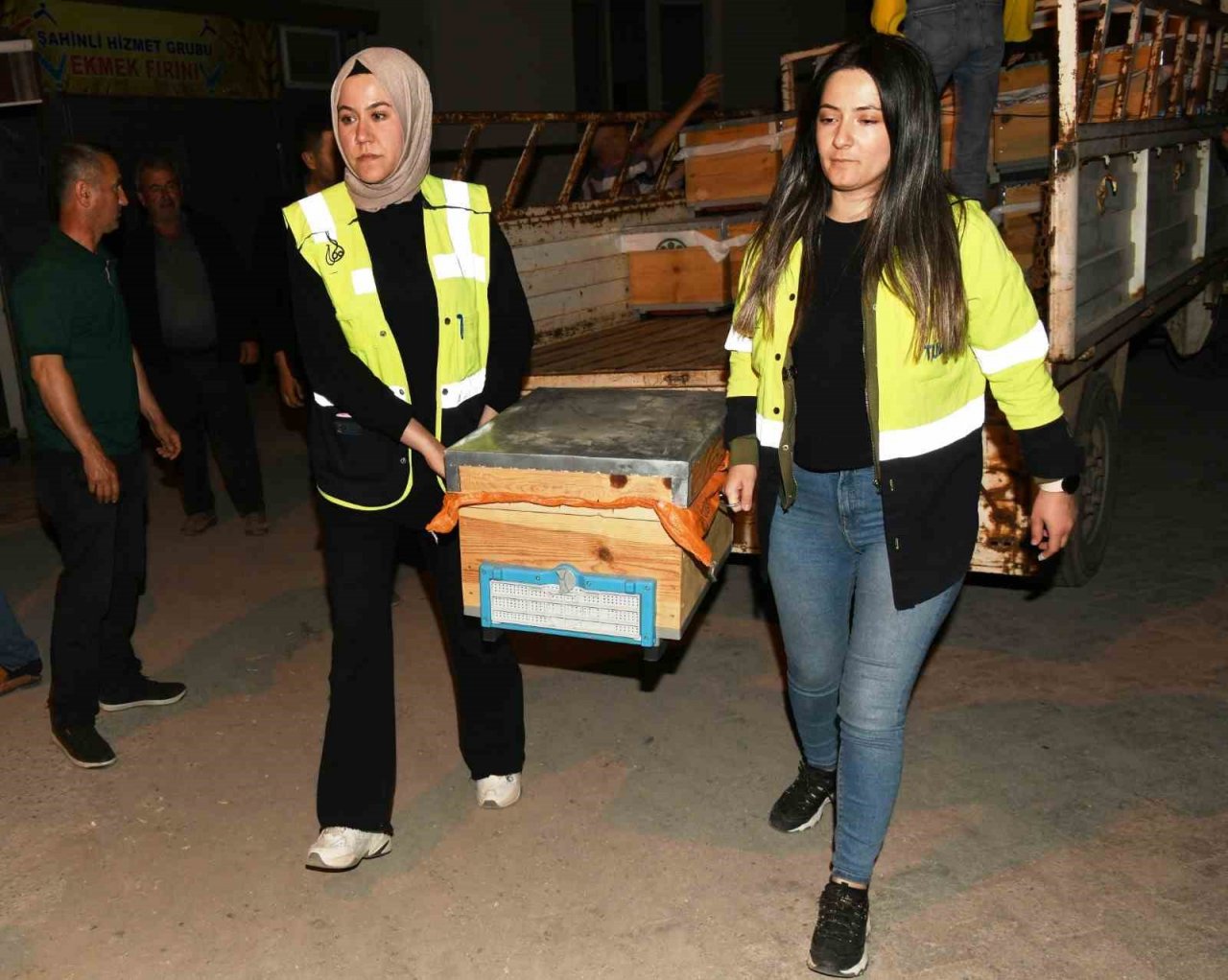 Sertifikalarını alan kursiyerlere içinde arı olan kovanlar dağıtıldı