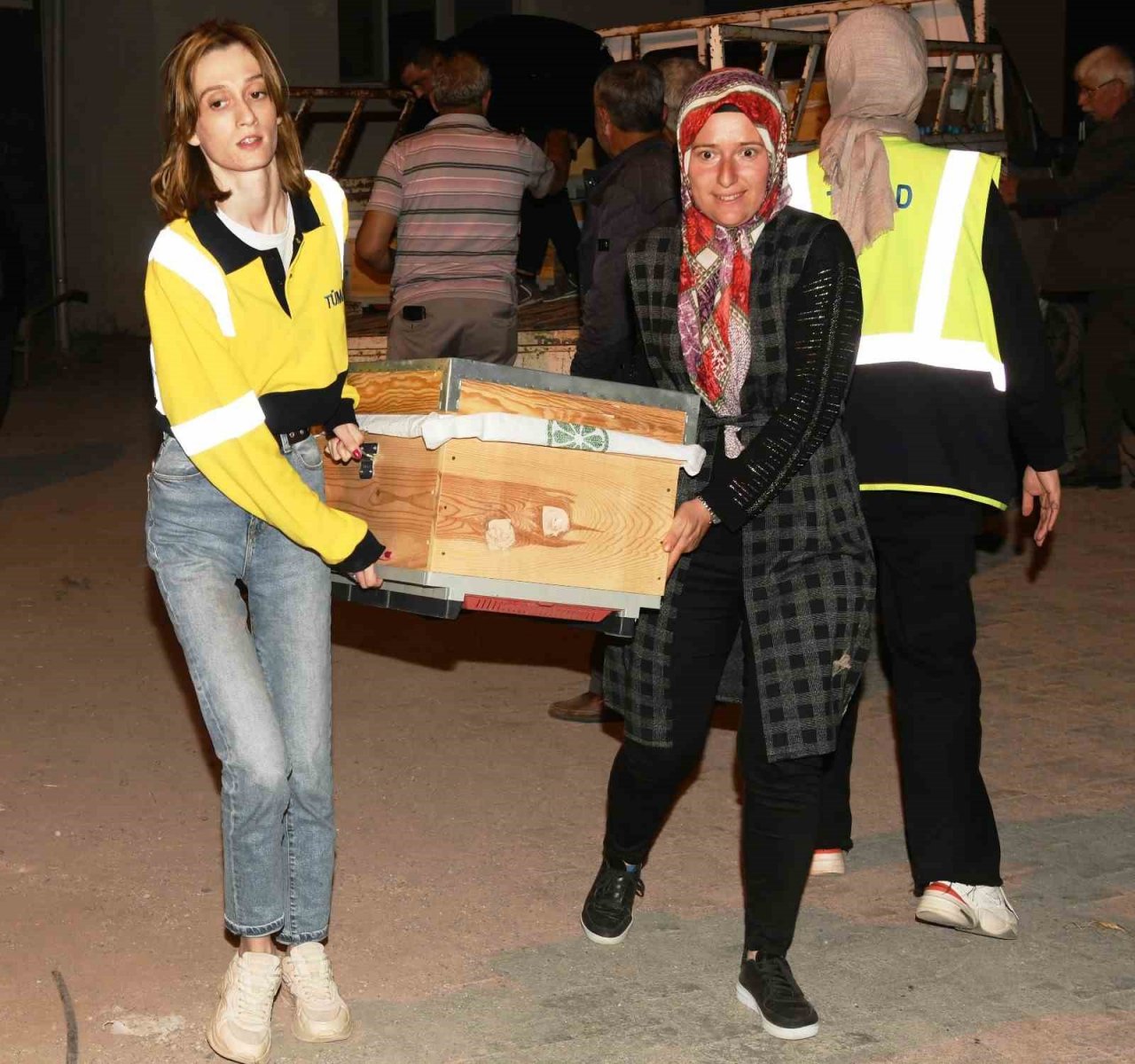 Sertifikalarını alan kursiyerlere içinde arı olan kovanlar dağıtıldı