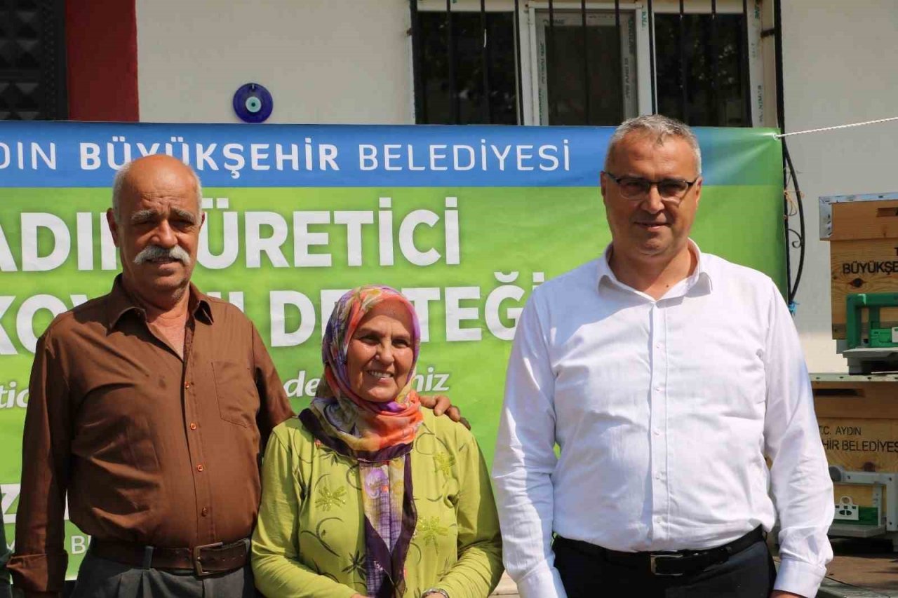 Aydın Büyükşehir Belediyesi’nden kadın arıcılara kovan desteği
