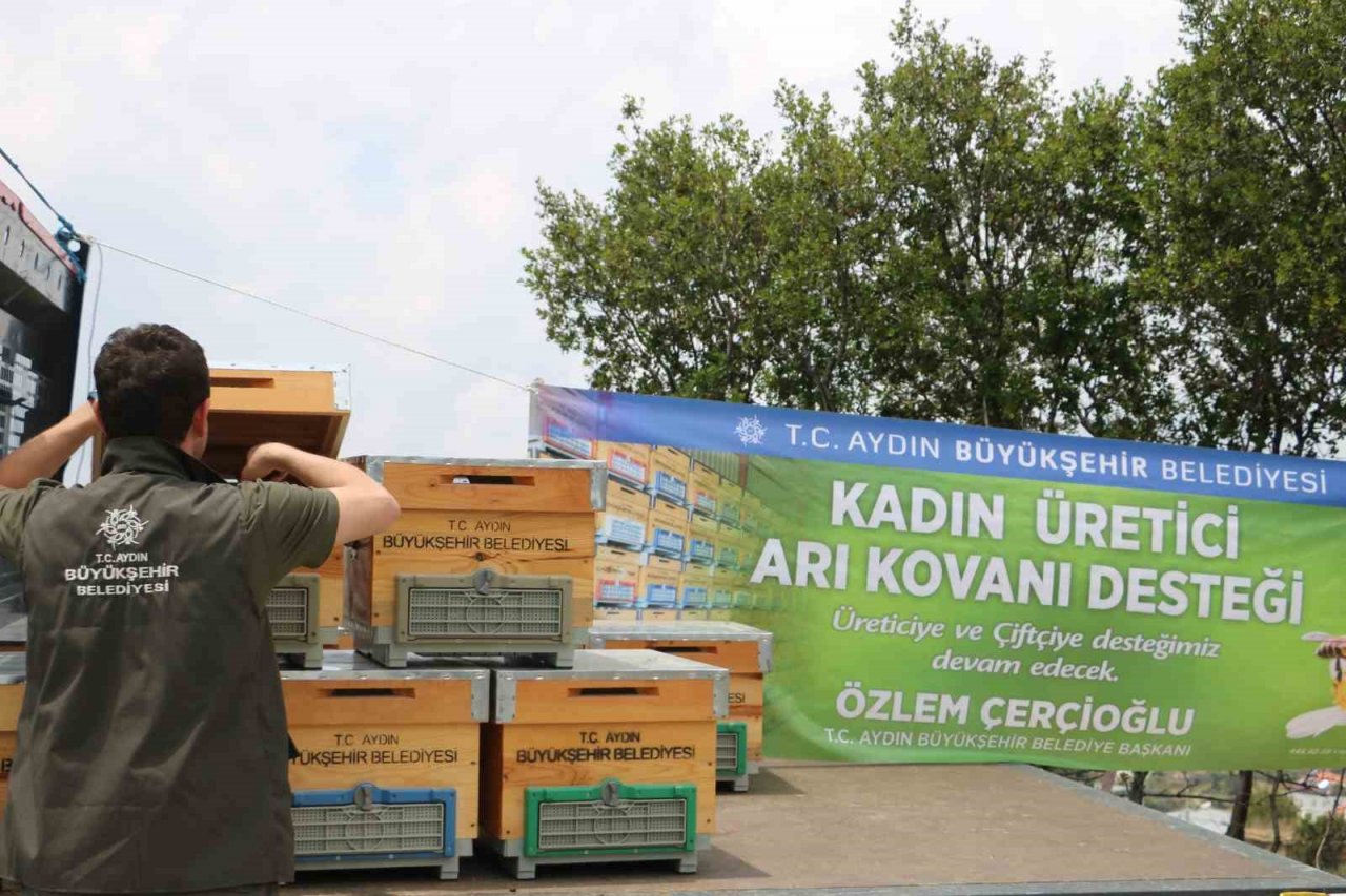 Aydın Büyükşehir Belediyesi’nden kadın arıcılara kovan desteği
