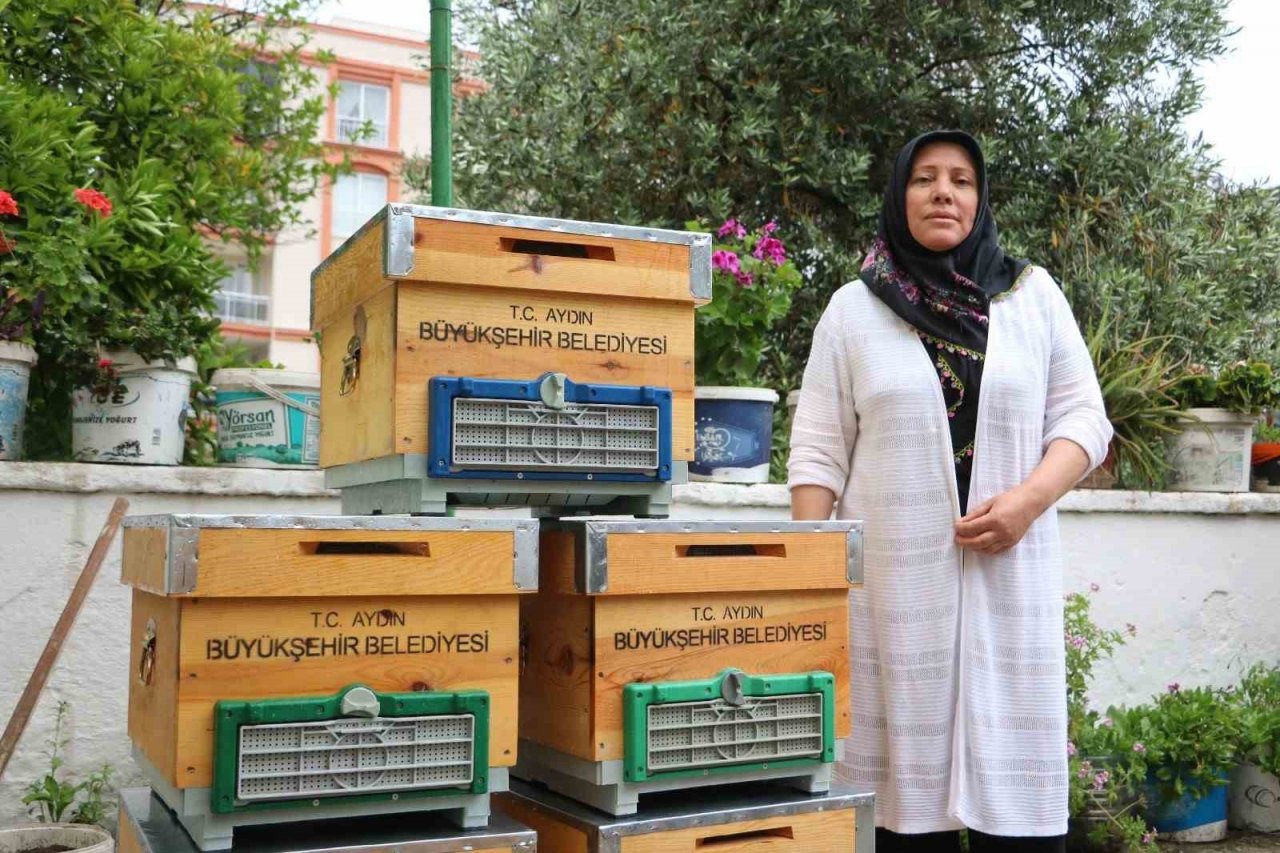 Aydın Büyükşehir Belediyesi’nden kadın arıcılara kovan desteği