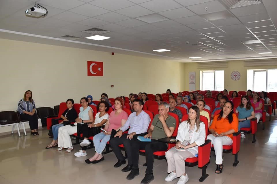 Sağlık Müdürlüğü personeline ’En İyi Narkotik Polisi Anne’ konulu eğitim verildi