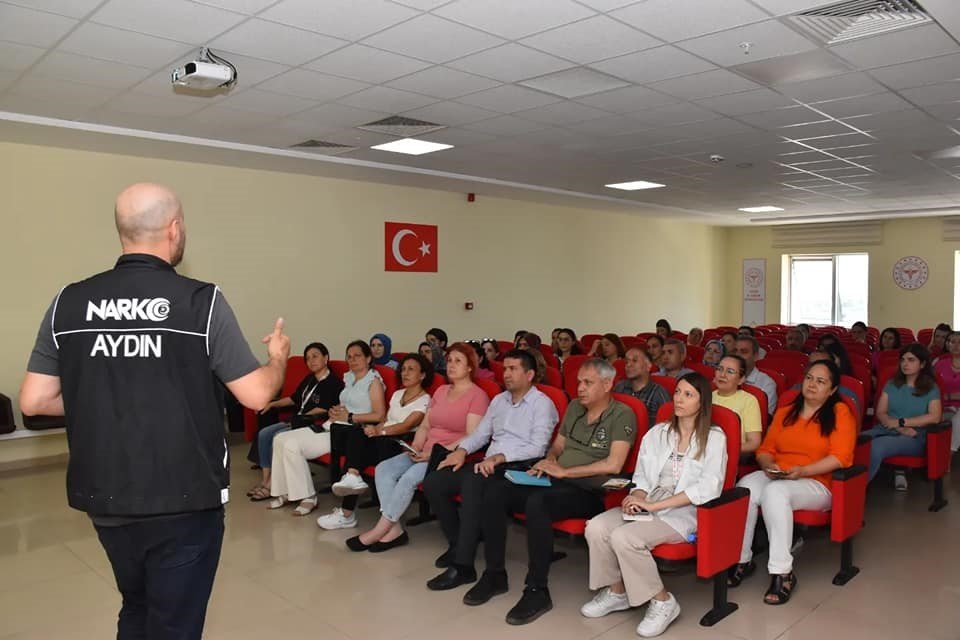 Sağlık Müdürlüğü personeline ’En İyi Narkotik Polisi Anne’ konulu eğitim verildi