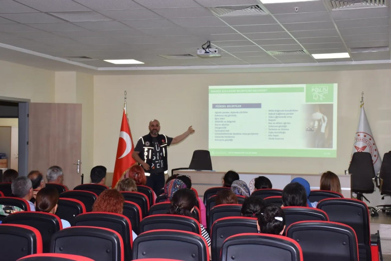 Sağlık Müdürlüğü personeline ’En İyi Narkotik Polisi Anne’ konulu eğitim verildi
