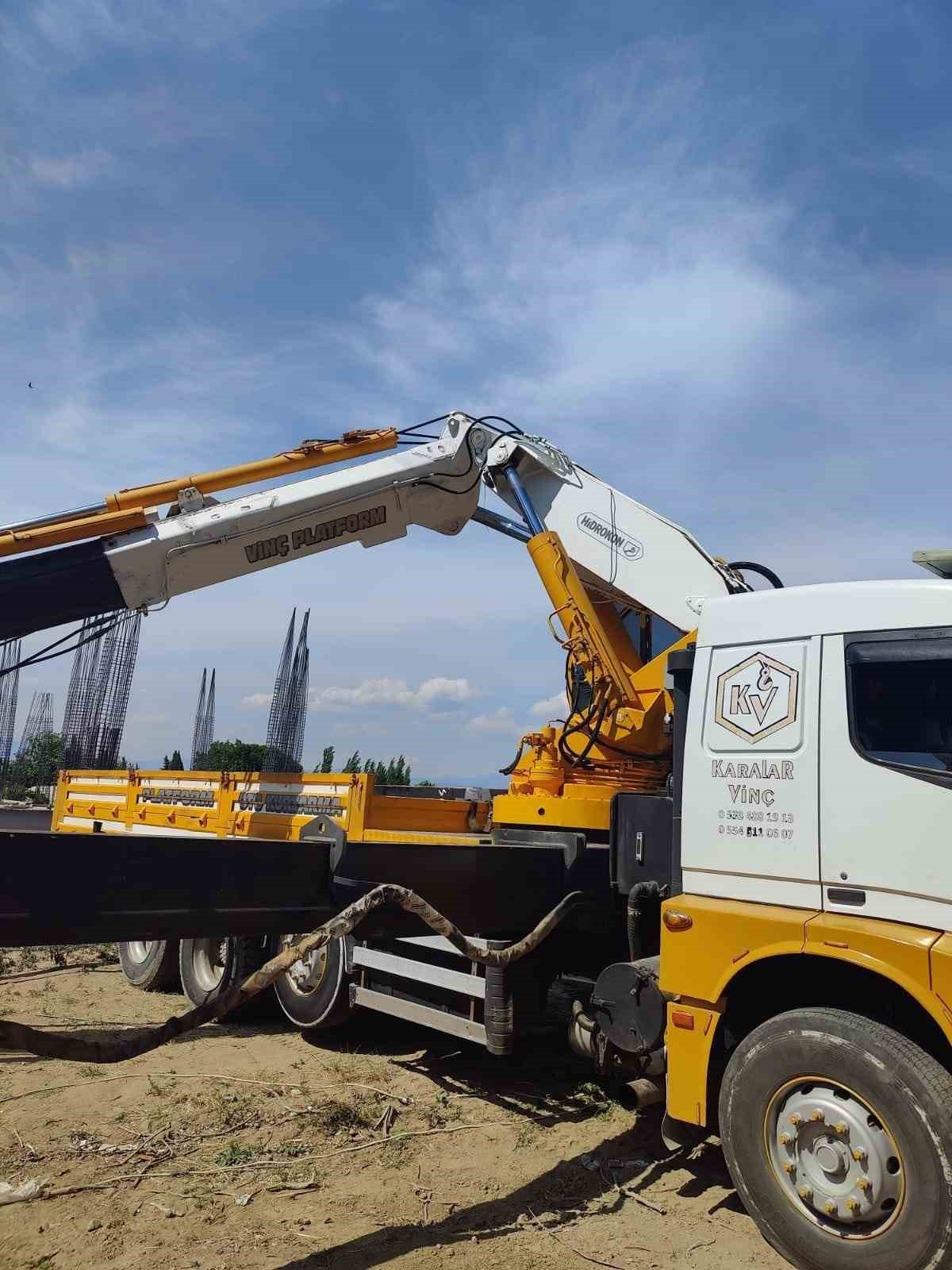 Kırılan vinç kolunun altında kalan bir kişi hayatını kaybetti