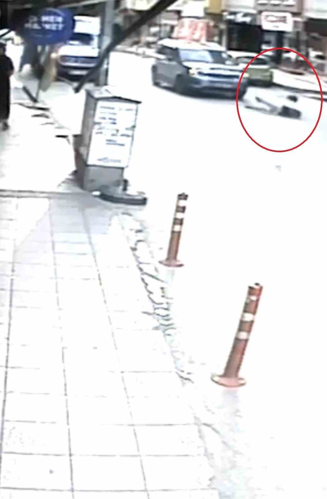 Yola aniden fırlayan çocuğa otomobil böyle çarptı